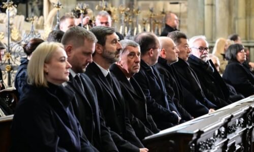 Lidé se loučí s Dukou. Na Hrad přišli Zeman, Klaus, Bohdalová, Babiš či prezident Pavel Lidé se loučí s Dukou. Na Hrad přišli Zeman, Klaus, Bohdalová, Babiš či prezident Pavel