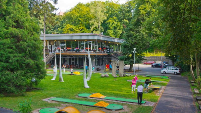 Tragédie na golfovém hřišti v Londýně: Na pětiletého chlapce se zřítila zeď, v nemocnici zemřel