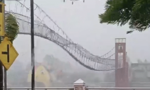 Na Filipínách řádil supertajfun, počet obětí roste. Video ukazuje, jak si živel pohrál s mostem