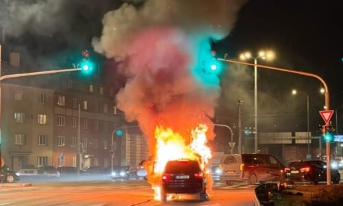 Požár při hromadné nehodě v Hloubětíně: Jedno z aut začalo okamžitě hořet