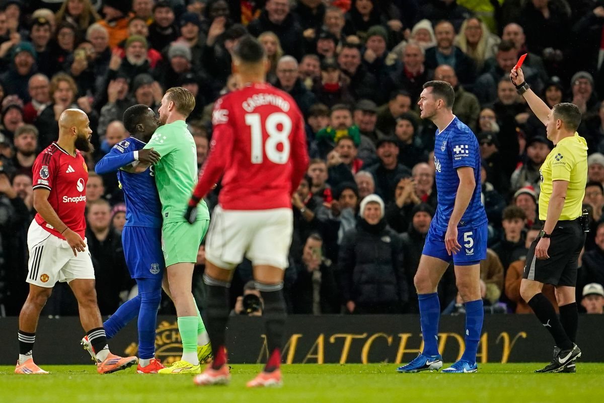 VIDEO Tréner Evertonu prekvapil reakciou na potýčku jeho hráčov: Klobúk dole!