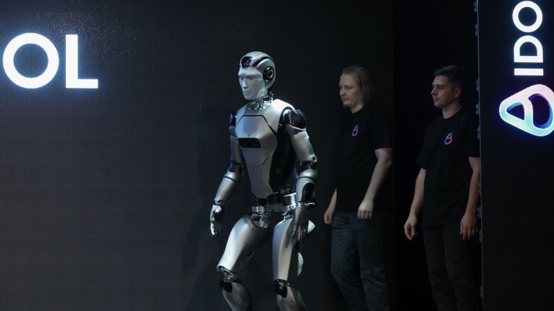 Ruský trapas: Robot chodil jako opilý, pak se skácel k zemi. Videu se smějí i v Moskvě Ruský trapas: Robot chodil jako opilý, pak se skácel k zemi. Videu se smějí i v Moskvě