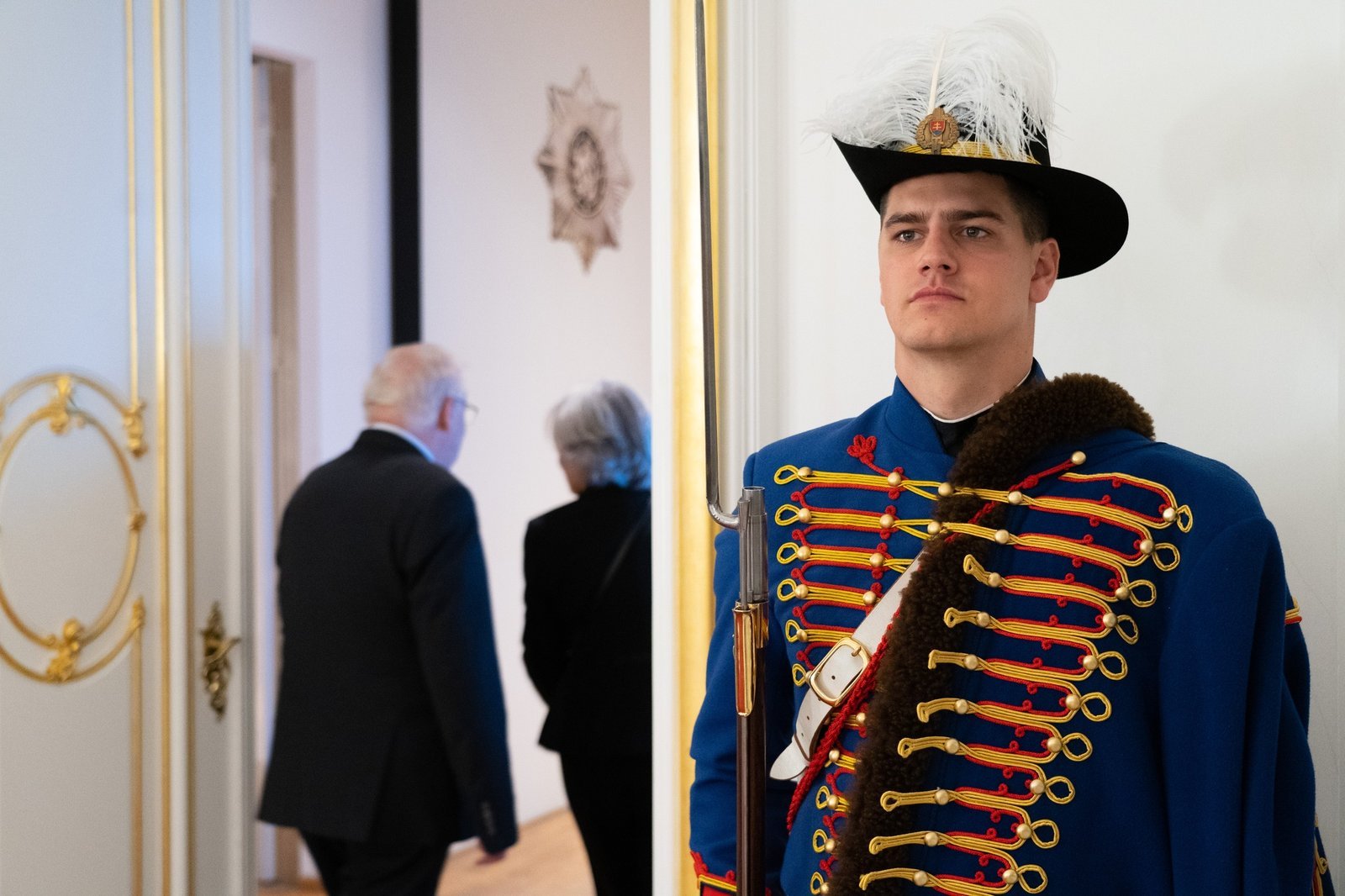 Bratislavský hrad: Výstava V SLUŽBÁCH DIPLOMACIE predstavuje výber štátnych vyznamenaní, ktorými boli ocenení slovenskí veľvyslanci v zahraničí od roku 1993 až dodnes.