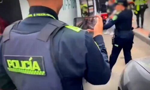 Rodiče ho opustili, chlapeček byl celé hodiny v autě. Zveřejnili dramatické záběry z Bogoty