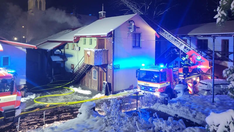 Vyhořel věhlasný podnik v Třinci. „Bolí to,“ napsali provozovatelé restaurace Vyhořel věhlasný podnik v Třinci. „Bolí to,“ napsali provozovatelé restaurace