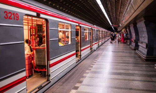 Metro na Andělu srazilo ženu. Mezi Novými Butovicemi a Florencí soupravy stojí Metro na Andělu srazilo ženu. Mezi Novými Butovicemi a Florencí soupravy stojí