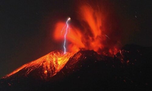 Úder blesku do chrlící sopky či racci na žhavém nebi. Podívejte se na nejlepší fotky týdne Úder blesku do chrlící sopky či racci na žhavém nebi. Podívejte se na nejlepší fotky týdne