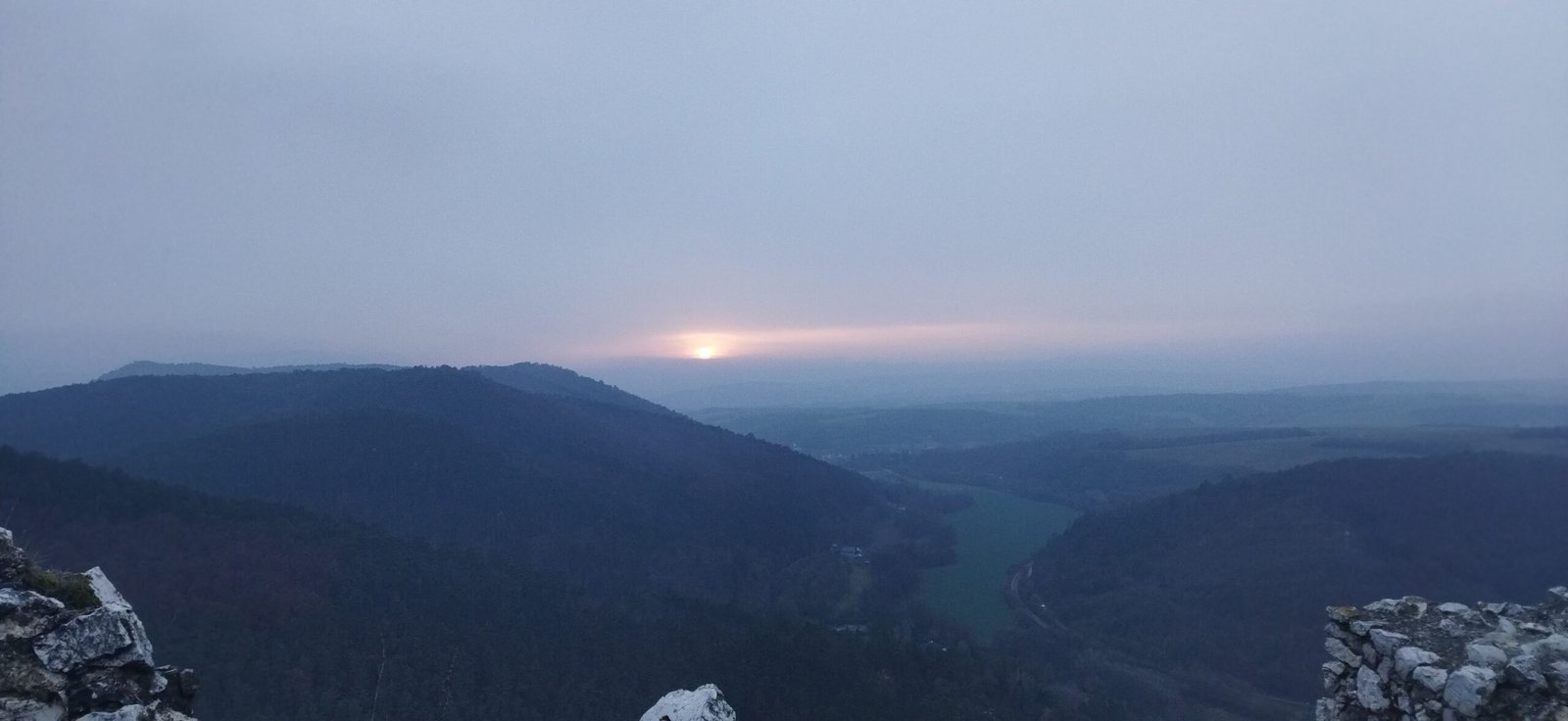 Čachtický hrad: Dnes je Čachtický hrad zahalený rúškom tajomstva a poriadnou hmlou ale my sme tu. Hrad je dnes otvorený do 16:00.