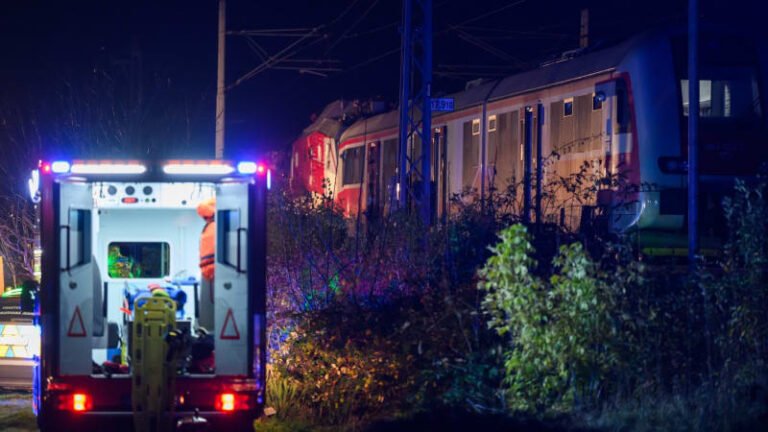 Dezorientovaní a zranění lidé, zničené vlaky. policie zveřejnila záběry ze zásahu u pezinku
