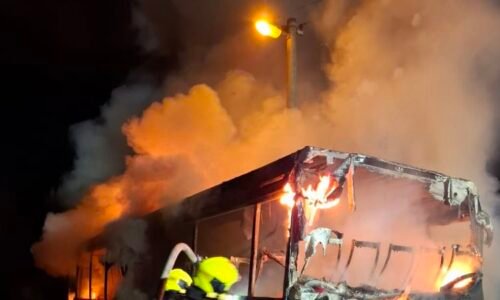 Mohutný požár autobusu na Přerovsku: Plameny ho zcela zdevastovaly, škoda jde do milionů Mohutný požár autobusu na Přerovsku: Plameny ho zcela zdevastovaly, škoda jde do milionů