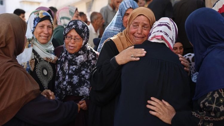 Pápež: Ctiť si obete vojen zastavením paľby a úsilím o rokovania