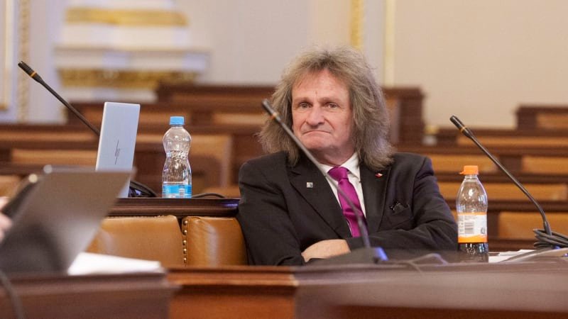 Chováte se jako prolhaná smráďata, osočil vládu Ševčík. Fiala mluví o „stínovém divadle“ Chováte se jako prolhaná smráďata, osočil vládu Ševčík. Fiala mluví o „stínovém divadle“