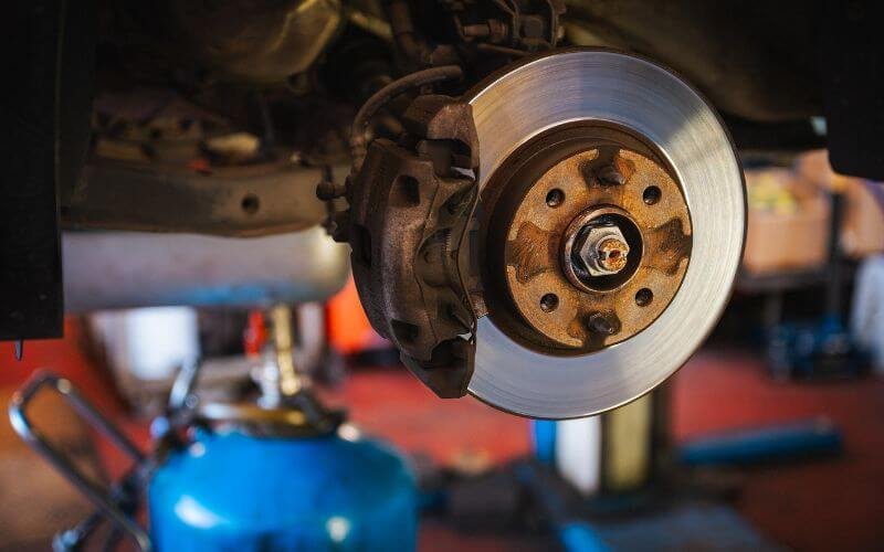 Koľko stojí kompletný servis bŕzd na aute? Reálny prehľad cien a čo všetko ovplyvňuje výslednú sumu