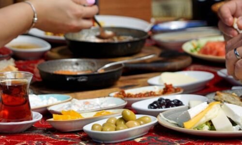 Tragédie na dovolené v Istanbulu: Čtyřčlenná rodina se otrávila jídlem, přežil pouze otec