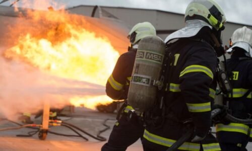 Ve Zlíně hoří střecha školy, platí druhý stupeň poplachu. Z budovy šlehají plameny Ve Zlíně hoří střecha školy, platí druhý stupeň poplachu. Z budovy šlehají plameny
