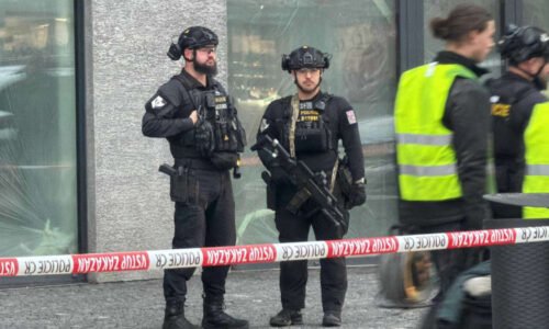 Muž v Praze hrozil sebevraždou. Přes dvě hodiny zasahovali vyjednavač i zásahová jednotka