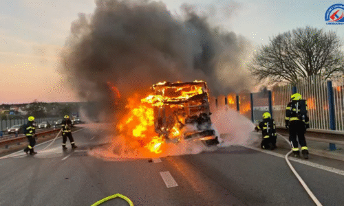 Autobus u Liberce pohltily plameny, vezl 30 lidí. Hasiči ukázali dramatické záběry ze zásahu Autobus u Liberce pohltily plameny, vezl 30 lidí. Hasiči ukázali dramatické záběry ze zásahu