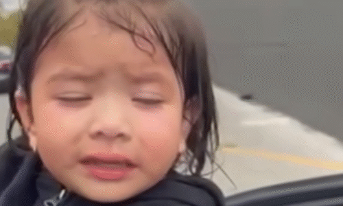 Roční dívka skončila po zásahu amerických agentů v nemocnici. Útok na rodinu zachytilo video