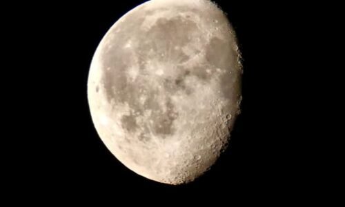 Záhadné záblesky na Měsíci. Lidé se dohadují o meteoritech i „neznámých návštěvnících“