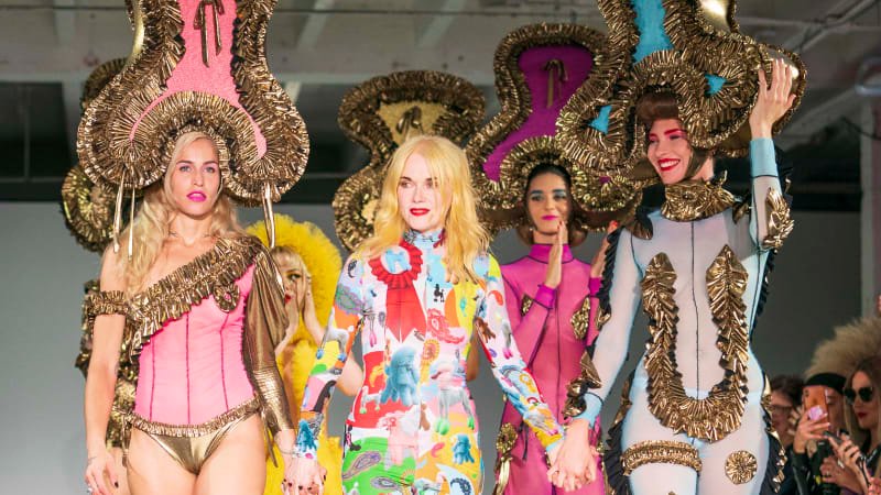 OBRAZEM: Zemřela návrhářka Pam Hoggová. Svými modely uměla šokovat, oblékala i Lady Gagu