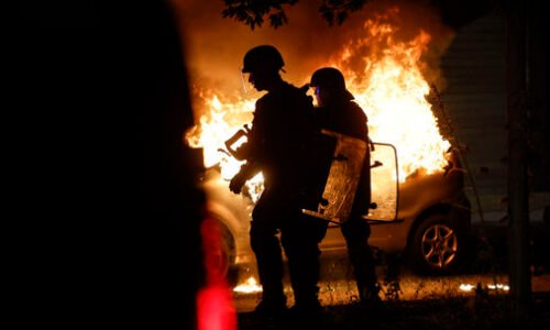 Policajti v Príbovciach zachránili z horiaceho domu seniorku a chlapca Policajti v Príbovciach zachránili z horiaceho domu seniorku a chlapca