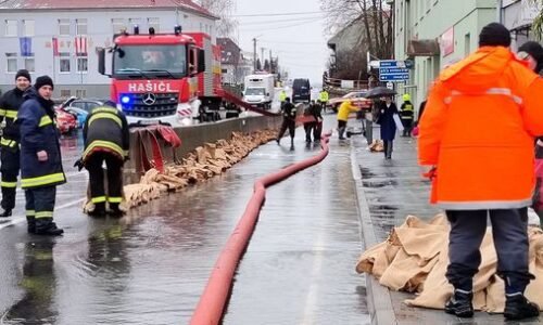 Katastrofa na Sliači: Voda zaliala desiatky domov, zničila obilie aj vzácny pamätník. Ľudia sa nedostali do práce Katastrofa na Sliači: Voda zaliala desiatky domov, zničila obilie aj vzácny pamätník. Ľudia sa nedostali do práce