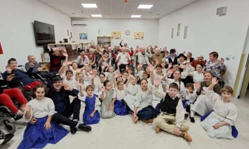 Kultúra Šaľa: 
𝗦𝗽𝗮́𝗷𝗮𝗷𝘂́ 𝗴𝗲𝗻𝗲𝗿𝗮́𝗰𝗶𝗲
Sme veľmi hrdí a šťastní, že nám tu vyrastá silná generácia skvelých ľudí a šikovných tanečníkov!
&
Dnes boli deti z 𝑫𝑭𝑺 𝑺̌𝒂𝒍̌𝒂𝒏𝒄̌𝒆𝒌 a tínedžeri z 𝑭𝑺 𝑺̌𝒂𝒍̌𝒂𝒏 zatancovať v Domov