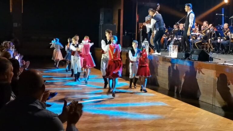 Kultúra topoľčany: práve teraz v dome kultúry topoľčany. kandráčovci, dychová hudba mv sr a folklórny klnka..ďakujeme.