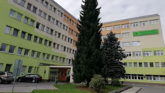 Nedostatok personálu riešia neštandardným spôsobom. Chýbajúcich lekárov chcú do nemocnice prilákať bytmi