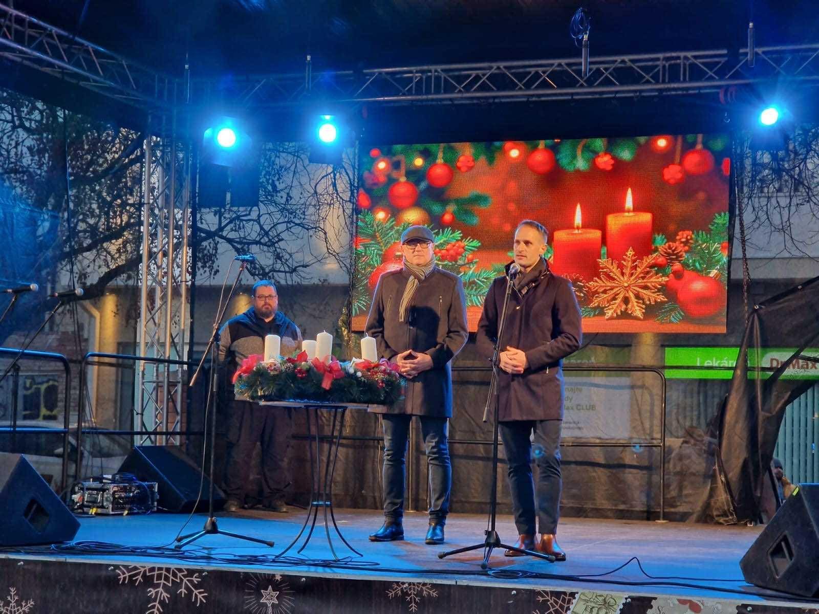 Mesto Piešťany: Príďte o 16:00 na Námestie slobody spolu s nami zapáliť 1. adventnú sviecuTešíme sa na vás!