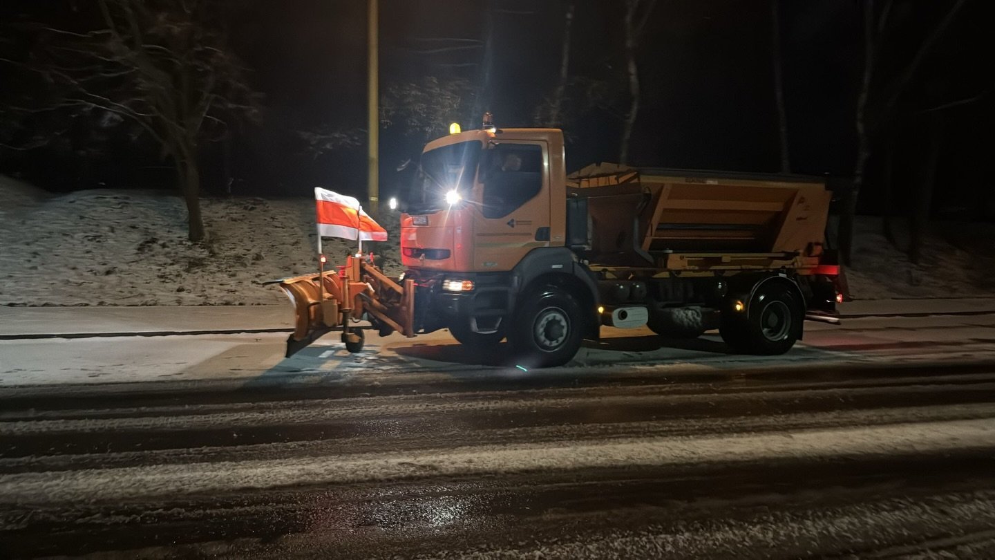 Mesto Prievidza: Napriek nepretržitým službám zimnej údržby, Technické služby z dôvodu hustého sneženia prioritne zabezpečujú zjazdnosť trás liniek MHD.