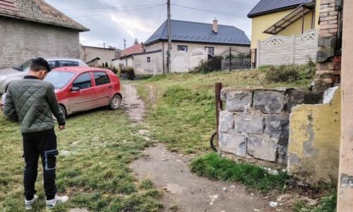 Rodinu šokoval výstrel, pred dverami si našli mŕtveho psa. Za vinu to dávajú starostovi Rodinu šokoval výstrel, pred dverami si našli mŕtveho psa. Za vinu to dávajú starostovi