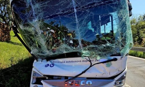 V Turci havaroval autobus, zasahovali hasiči