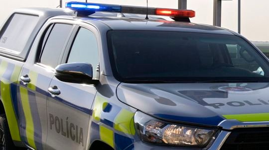 Mladík na BMW zrazil v Čadci na priechode 20-ročnú chodkyňu. V nemocnici zomrela