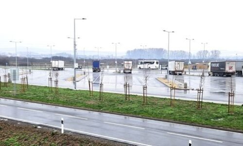 Kamionisti kritizujú odpočívadlo na novom úseku R4 pri Košiciach. Chýbajú tam hygienické zariadenia Kamionisti kritizujú odpočívadlo na novom úseku R4 pri Košiciach. Chýbajú tam hygienické zariadenia