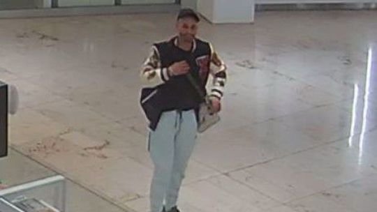 Poznáte ho? Polícia pátra po mužovi, ktorý kradol v predajni s elektronikou