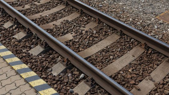 Pri Zvolene je pre podmytie trate prerušená vlaková doprava. Viacero spojov odriekli