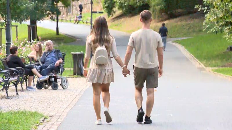 Rozvod kvůli lajku na fotce cizí ženy? Podle odborníků mohou být sociální sítě začátkem nevěry Rozvod kvůli lajku na fotce cizí ženy? Podle odborníků mohou být sociální sítě začátkem nevěry