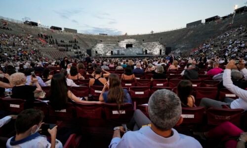 Taliani ešte nemajú hotový hokejový štadión, ale idú modernizovať staroveká arénu