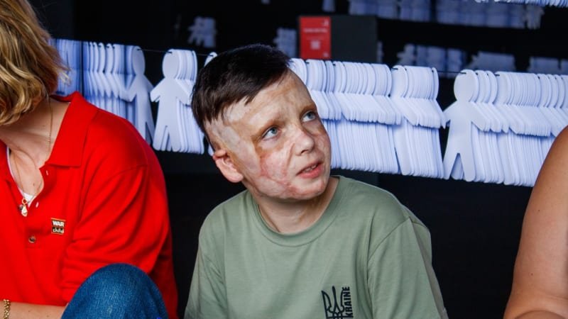 Tlumočnice neudržela pláč. Pohladil jsem její vlasy, líčil 11letý Roman smrt matky na Ukrajině Tlumočnice neudržela pláč. Pohladil jsem její vlasy, líčil 11letý Roman smrt matky na Ukrajině