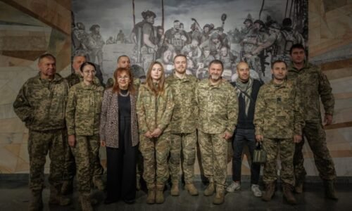 Meče vyměnili za raketomety. Ukrajinci napodobují scénu ze slavného obrazu