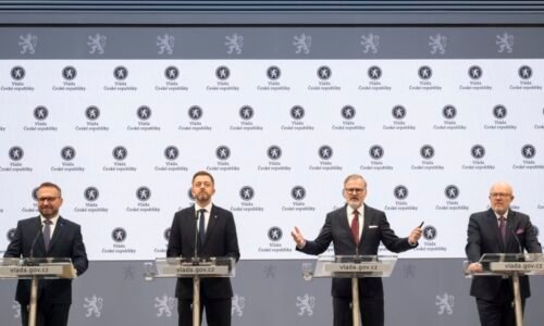 Fiala označil svou vládu za úspěšnou. Babišovi hodlá předat brožuru o stavu země