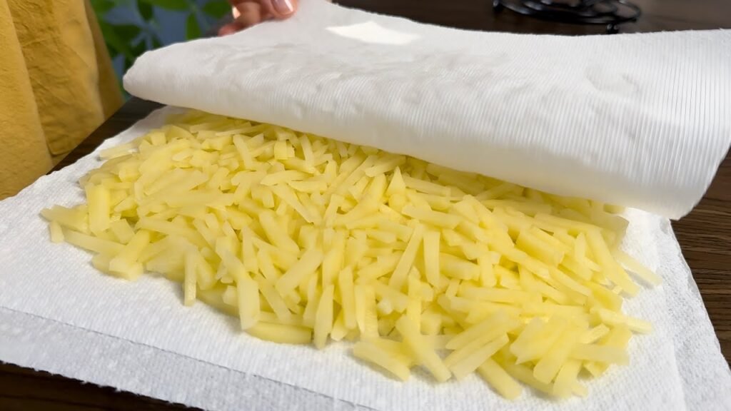 Wickeln sie die kartoffeln in papier ein! berühmte amerikanische kartoffeln. meine familie!