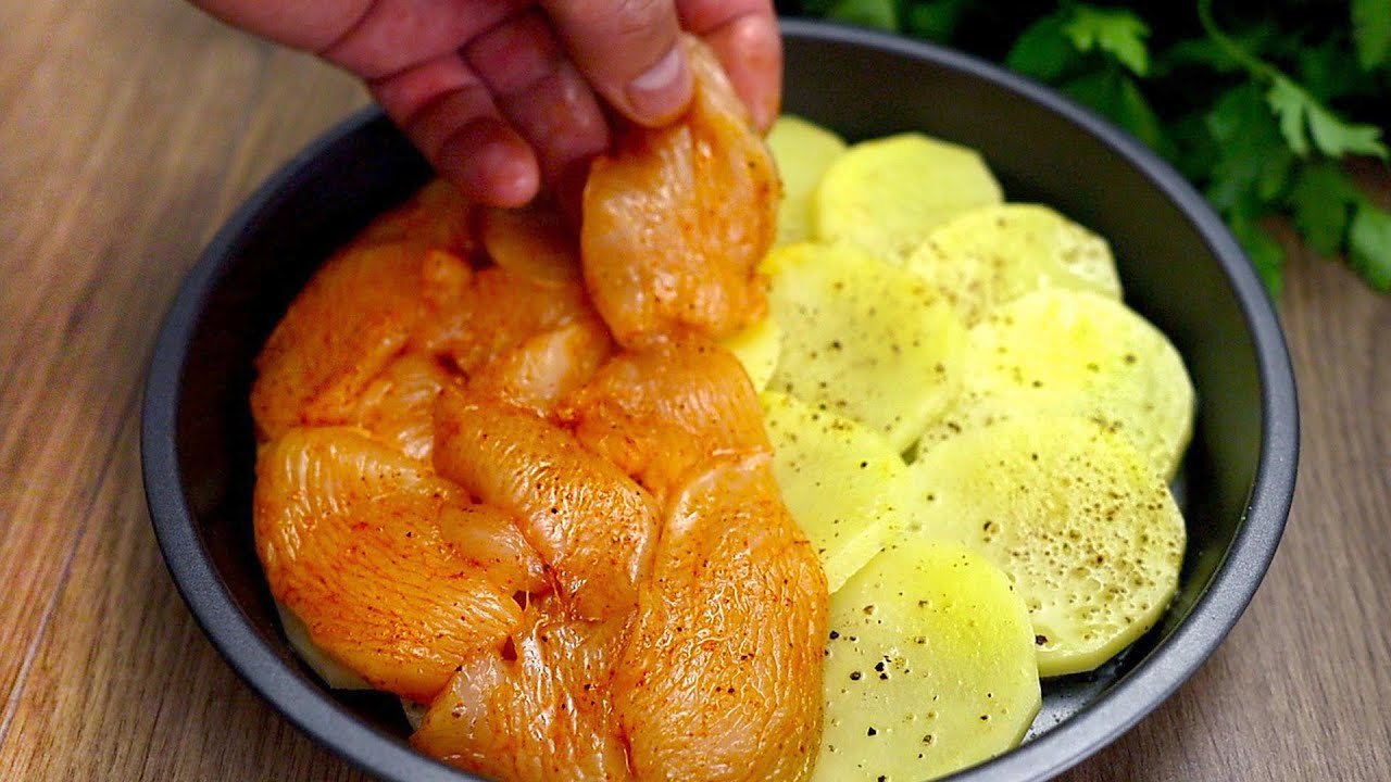 Hähnchenbrust mit Kartoffeln im Ofen. Köstlich zum Abendessen!