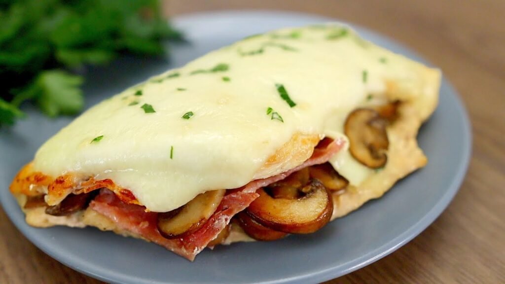 Saftige hähnchenbrust mit pilzen in einer bratpfanne. einfach und lecker!