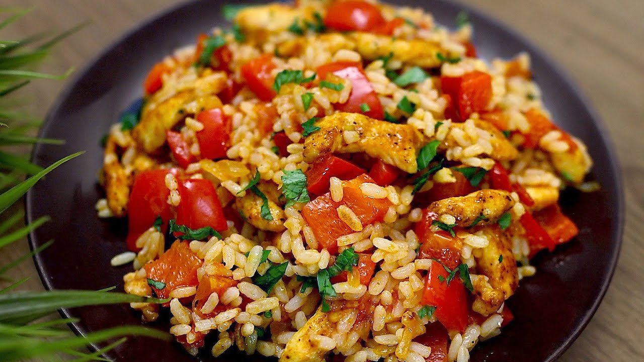 Einfaches und schnelles Abendessen! Reis mit Hühnchen und Gemüse.