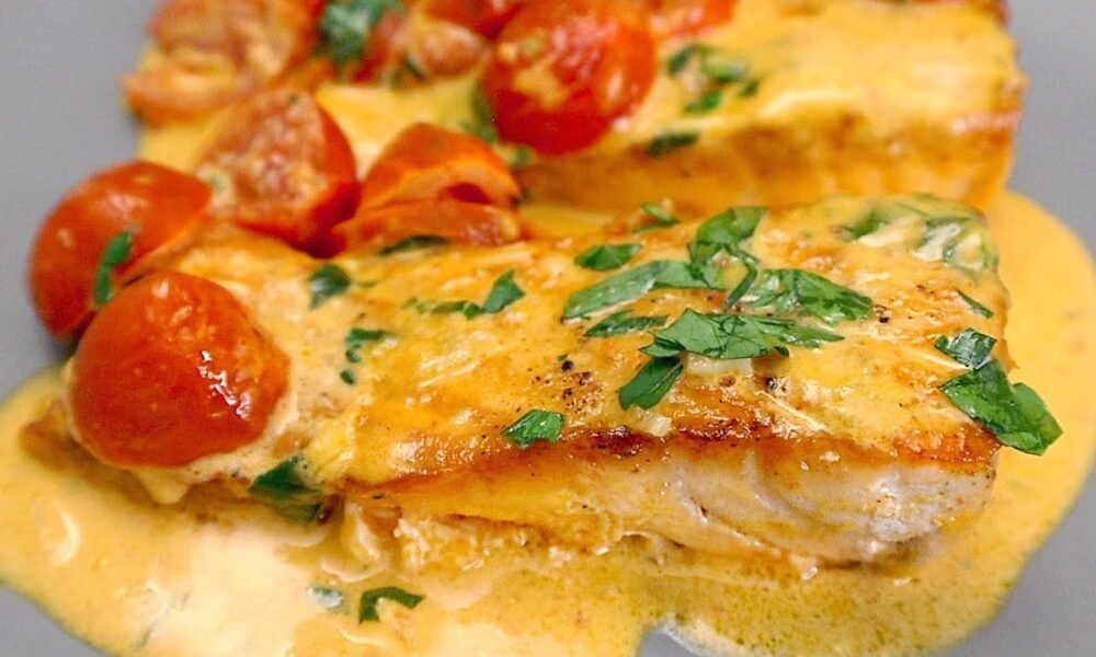 Rezept für Lachs in Sahnesauce in einer Pfanne. Einfach und lecker!