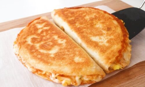 10 minutes breakfast! Extremely Easy and Delicious! I made this every week! Egg Quesadilla
