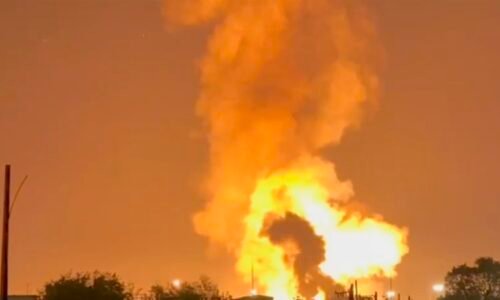 Tvrdý úder Ukrajinců: Zasáhli rafinérii stovky kilometrů od fronty. Rusové hlásí oběti Tvrdý úder Ukrajinců: Zasáhli rafinérii stovky kilometrů od fronty. Rusové hlásí oběti