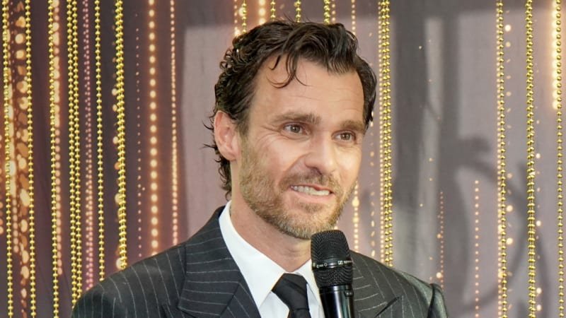 Rázný krok Leoše Mareše: Přesouvá koncerty. Dny i noci tráví u Hezuckého v nemocnici Rázný krok Leoše Mareše: Přesouvá koncerty. Dny i noci tráví u Hezuckého v nemocnici